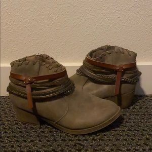 Ankle booties with side zipper